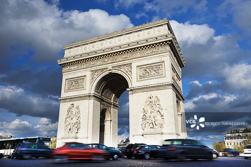 法国巴黎凯旋门周围的交通状况图片素材