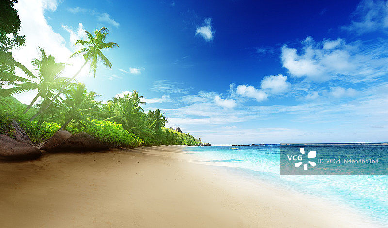 塞舌尔马埃岛日落时分的海滩图片素材