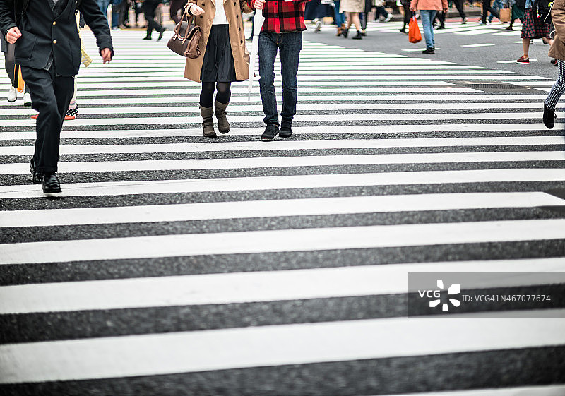 东京上班族正在涉谷穿过街道图片素材