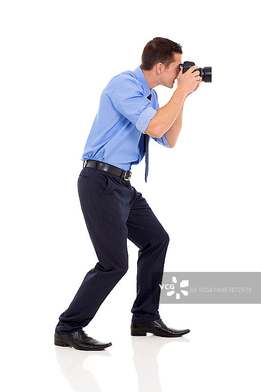 男摄影师拍摄照片的侧视图图片素材