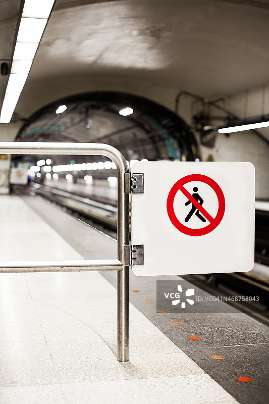地铁站台上的安全禁止标志(禁止穿越)图片素材