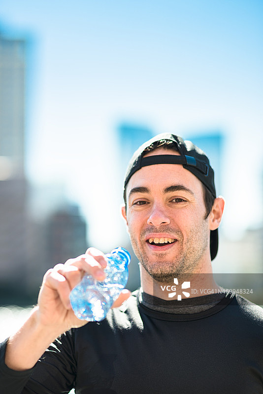 男人喝水后跑图片素材