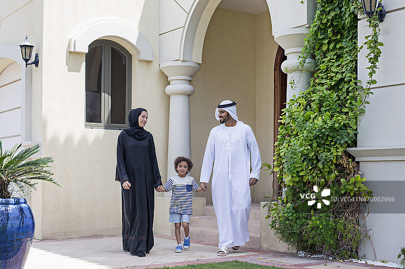 一个阿拉伯家庭走在家门口图片素材