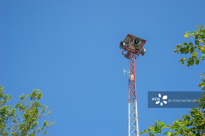 高塔上的扬声器和晴朗的天空图片素材