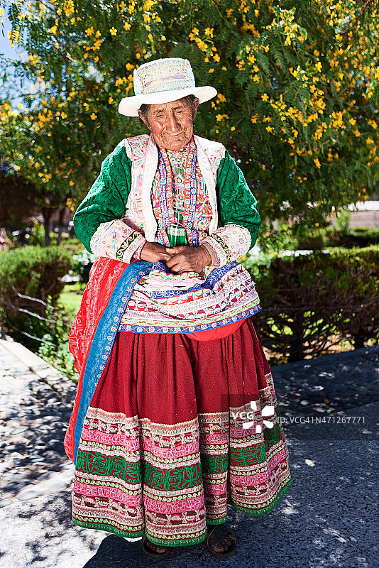 穿着民族服装的秘鲁妇女，秘鲁的Chivay图片素材
