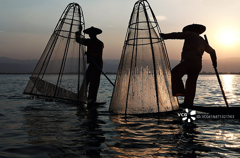 缅甸茵莱湖上的渔民图片素材
