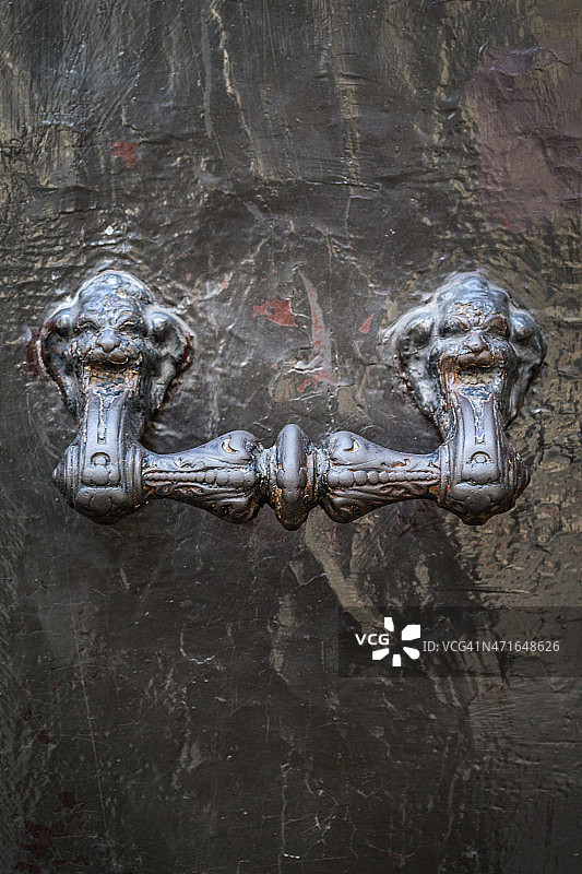 古朴典雅的金属门把手、门环图片素材