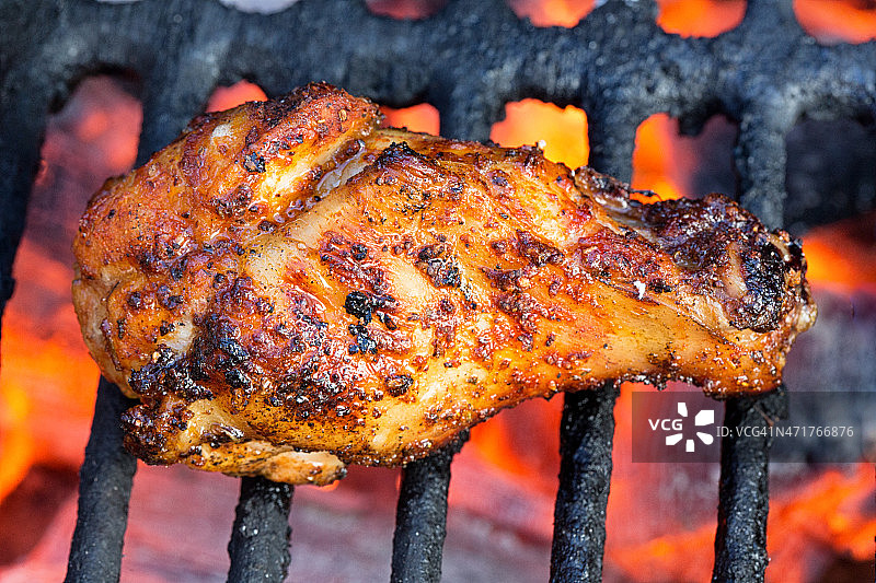 用火烤在烤架上的烤鸡翅图片素材