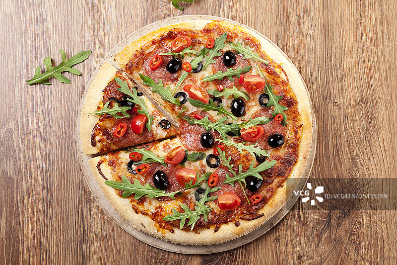 披萨和意大利香肠放在盘子里图片素材