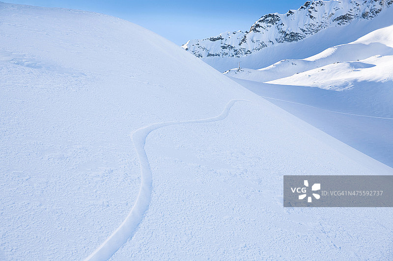 阿尔卑斯山顶刚下过雪图片素材