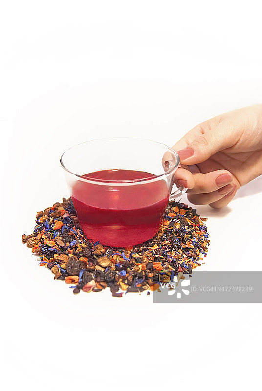 玻璃茶杯中的散叶茶图片素材