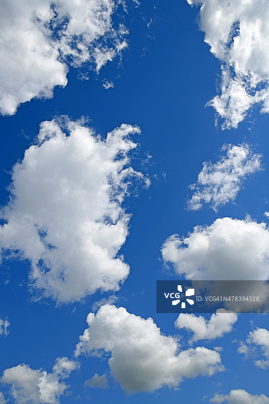 背景-蓝色天空中的云朵图片素材