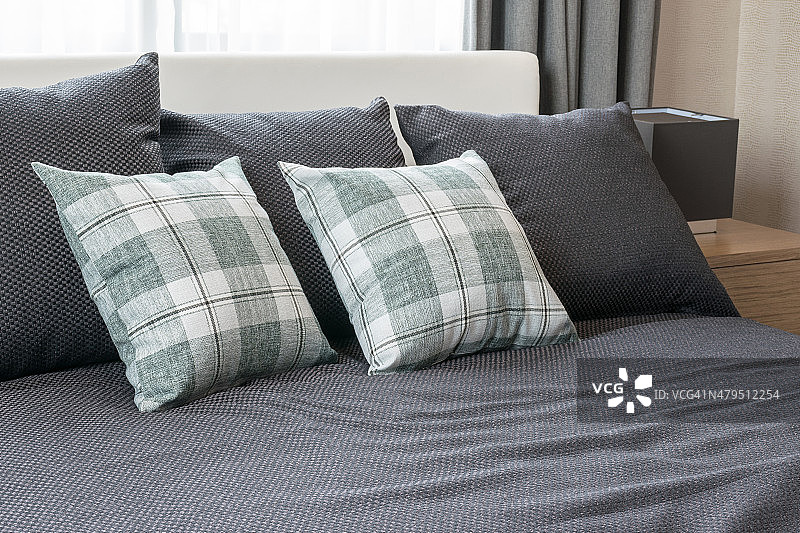 卧室室内设计与格子绿色枕头在灰色的床上图片素材
