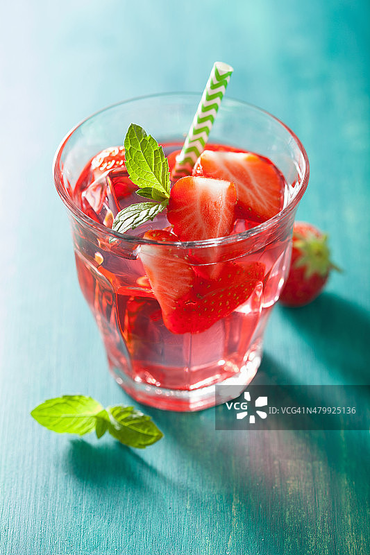 夏日草莓柠檬汁配青柠和薄荷图片素材
