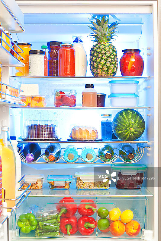 打开冰箱，把健康的食物放在里面图片素材
