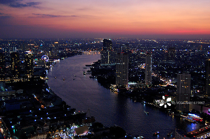 黄昏的曼谷天际线和湄南河，泰国图片素材