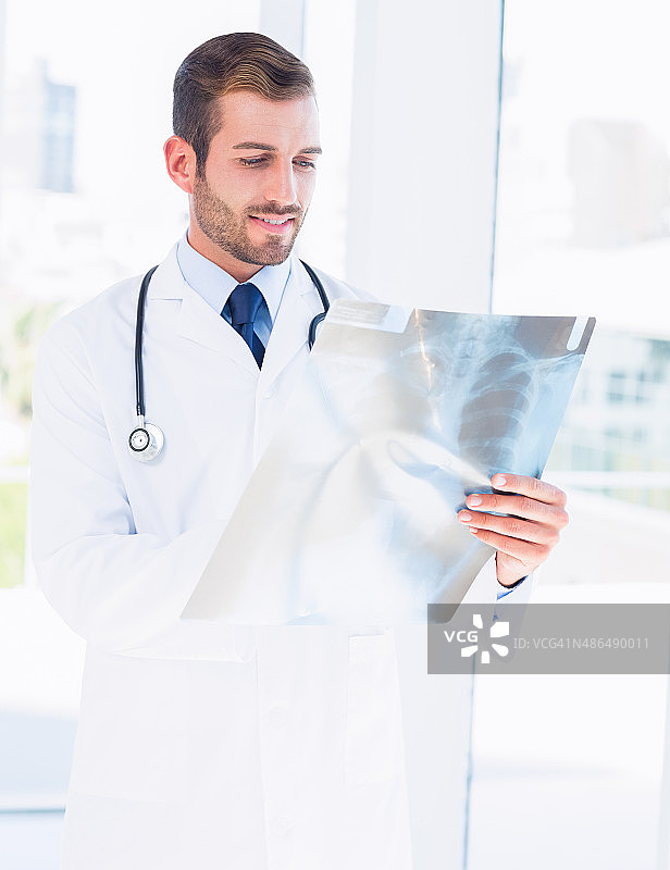 男医生在诊所做x光检查图片素材