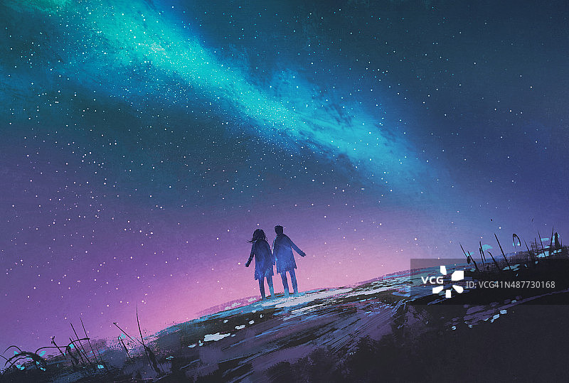 一对年轻夫妇手牵着手站在银河系前图片素材
