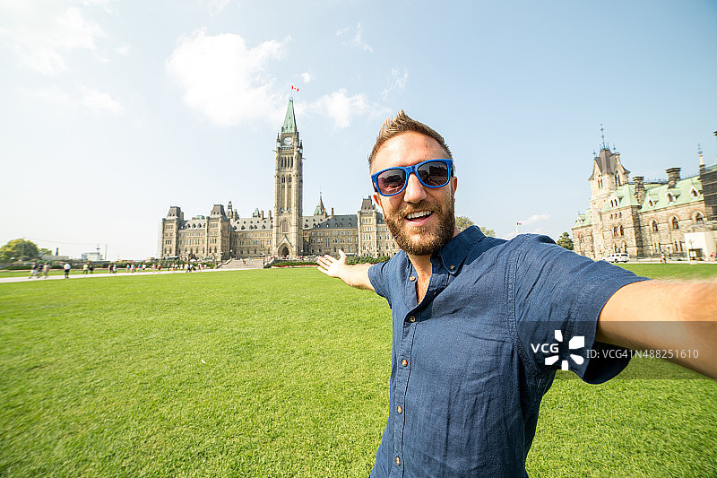 一个快乐的男人在渥太华议会自拍图片素材