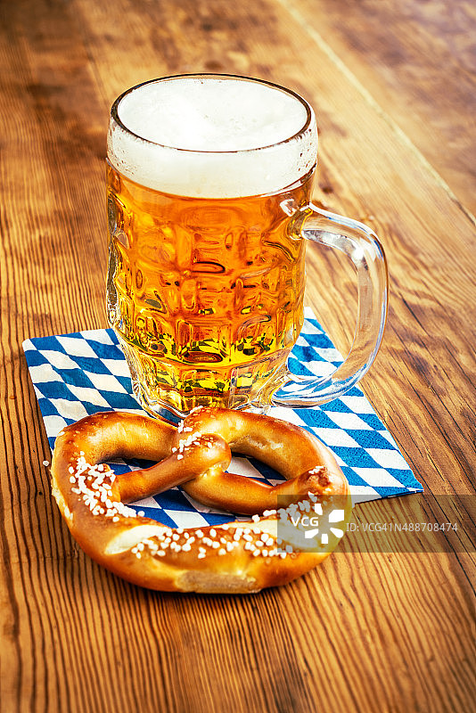 巴伐利亚椒盐卷饼和啤酒，啤酒节图片素材