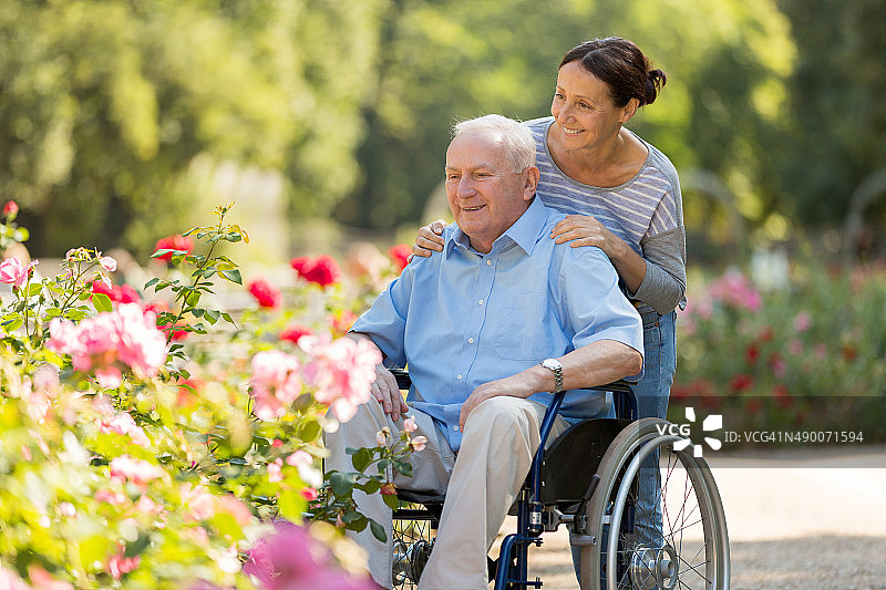 老人和护工坐在轮椅上图片素材