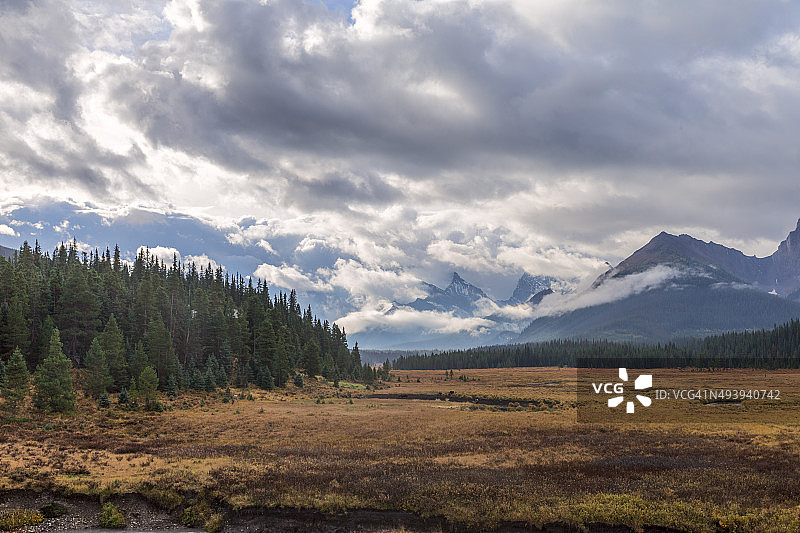 班夫国家公园公路之旅穿过加拿大的落基山脉图片素材
