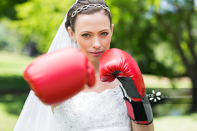 戴拳击手套的新娘在公园打拳图片素材