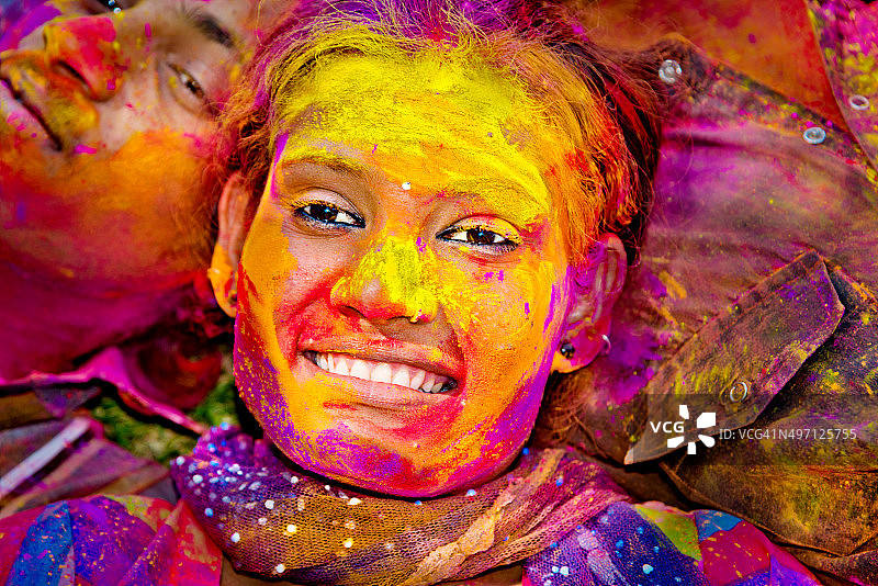 快乐的印度人庆祝胡里节图片素材