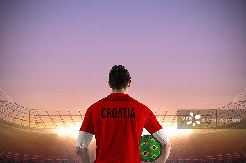 克罗地亚足球运动员拿着球图片素材