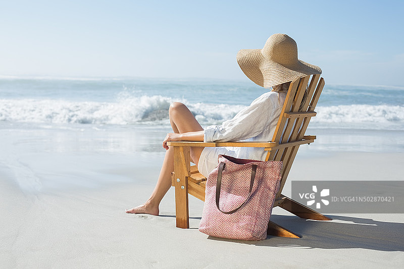 坐在海边躺椅上的女人图片素材