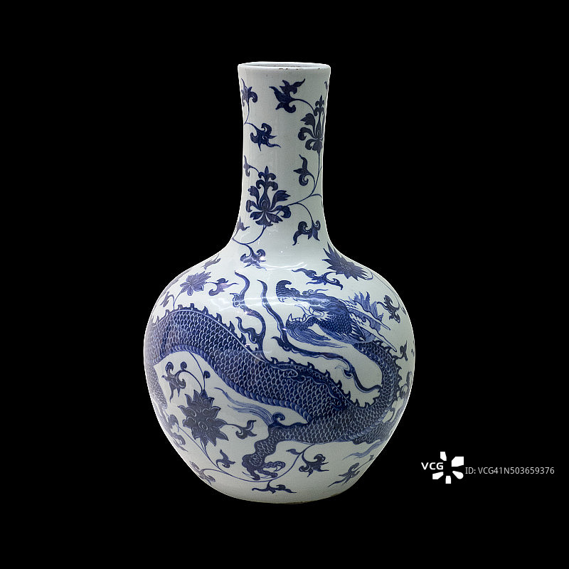 蓝色陶瓷花瓶在孤立的黑色背景上图片素材