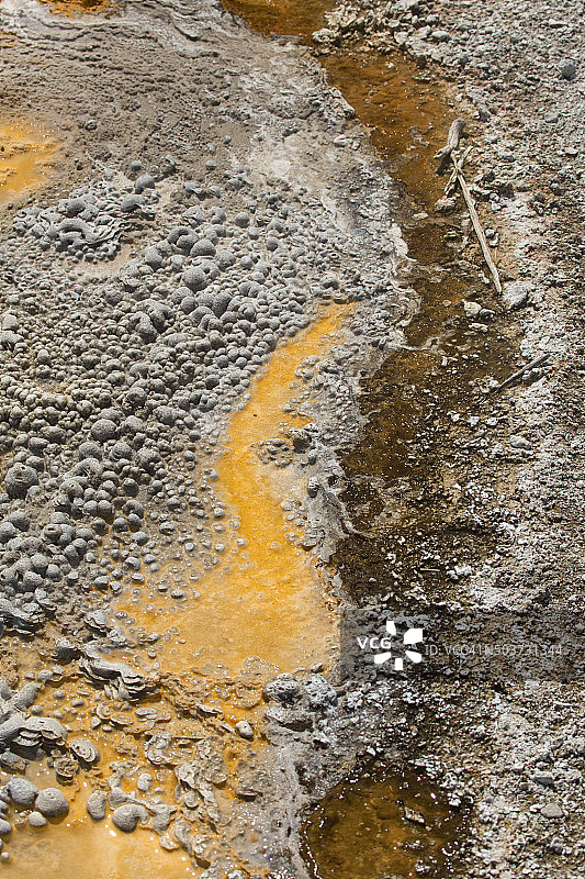 黄石国家公园石灰石上温泉径流的橙色条纹。图片素材