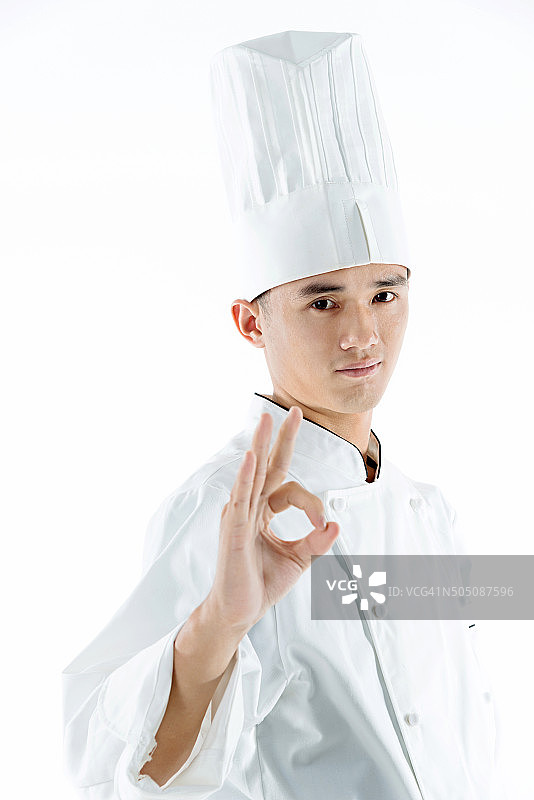 年轻的厨师做着OK的手势图片素材