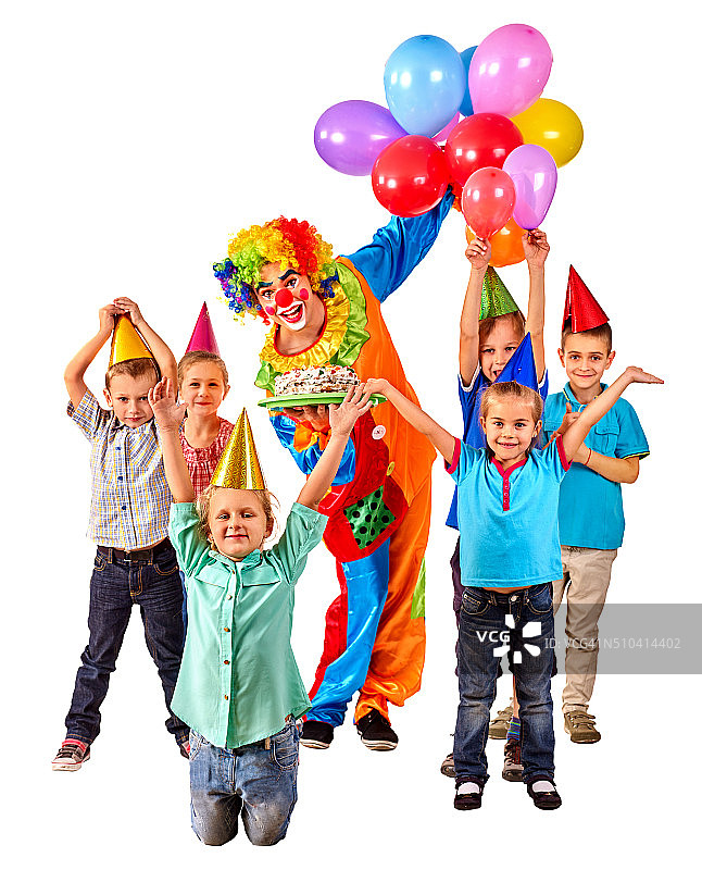 小丑在生日和群孩子们拿蛋糕图片素材