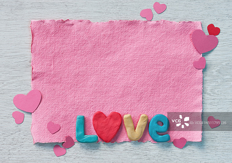 粉色的纸和橡皮泥上的“爱”字图片素材
