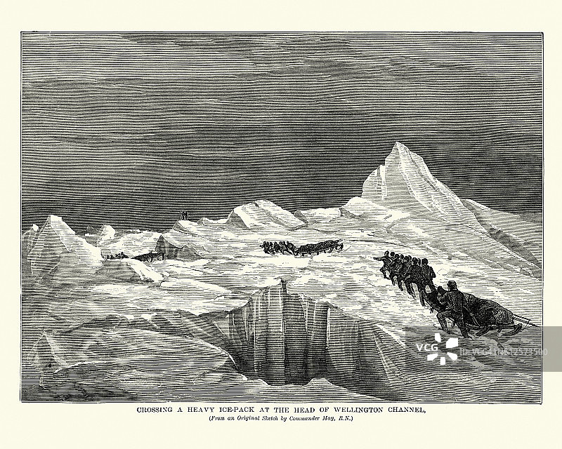 维多利亚时代的北极探险者正在穿越厚厚的冰层图片素材
