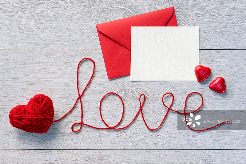 字“爱”和红色信封与信图片素材