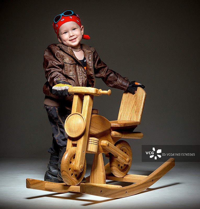 骑着木制摩托车的孩子图片素材