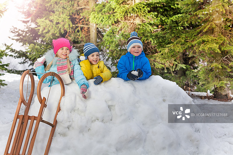 许多小孩子在冬季公园玩雪球图片素材