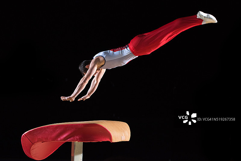 男子体操运动员在体育馆图片素材