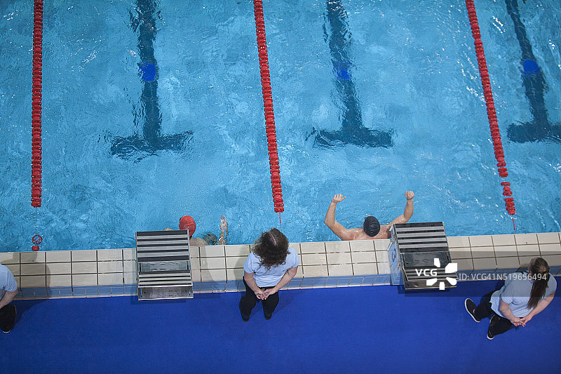 游泳池里的男性游泳运动员图片素材