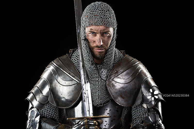 中世纪的战士，有锁子甲和剑图片素材