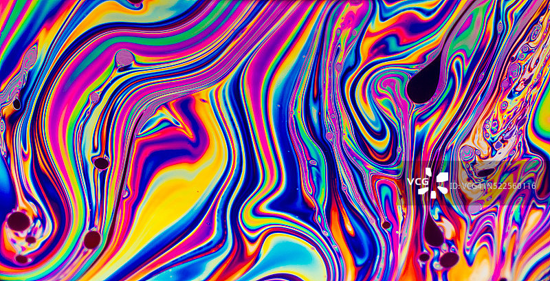彩虹的颜色是由肥皂、泡泡创造的图片素材