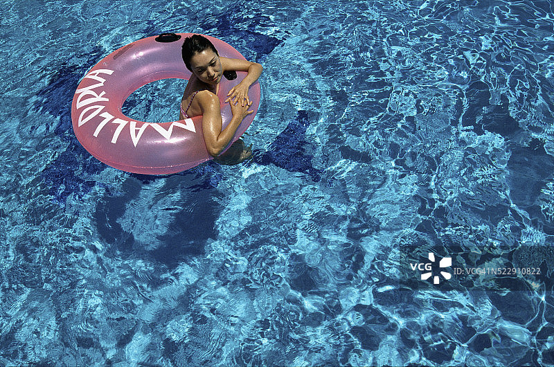 在游泳池里漂浮的女人图片素材