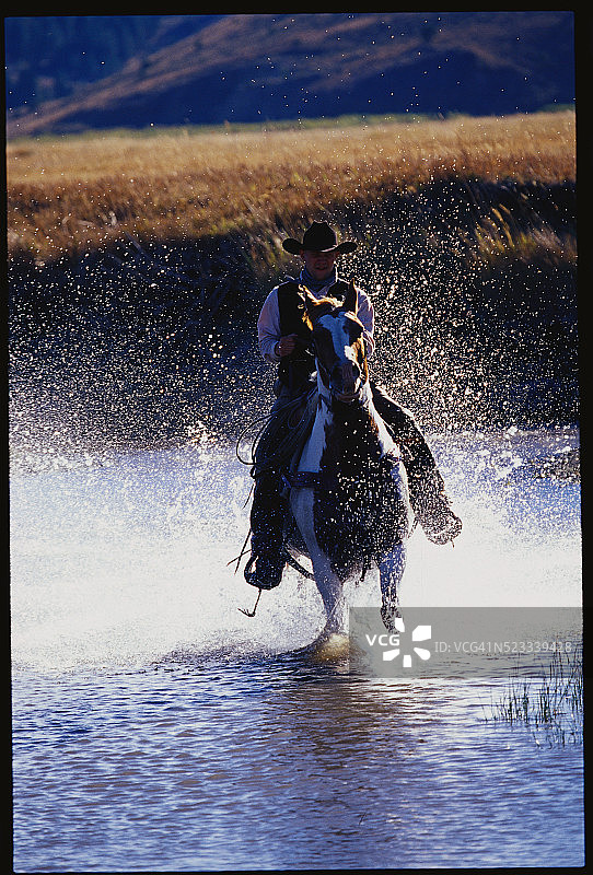 牛仔骑马过河图片素材