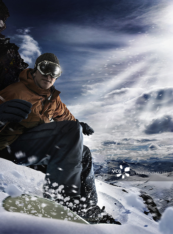 滑雪道外的高山滑雪者图片素材
