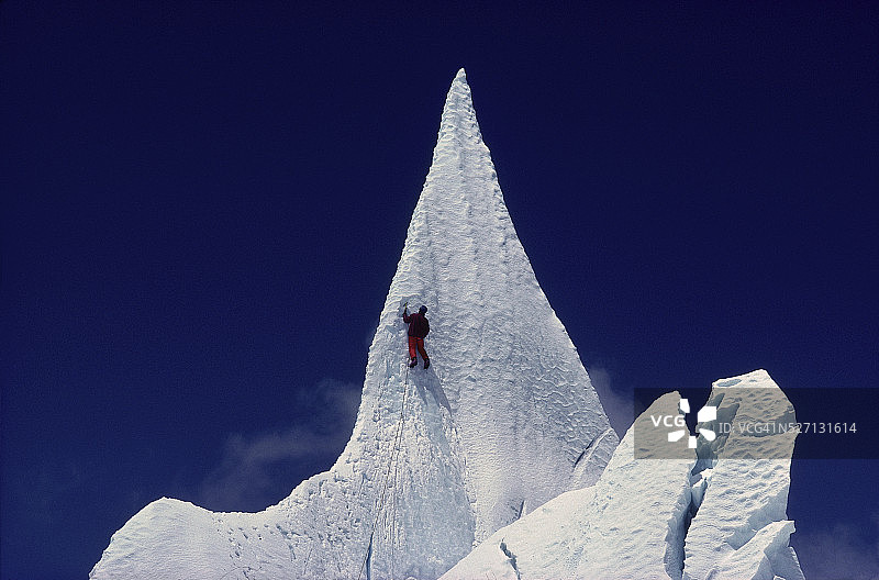 珠穆朗玛峰底部昆布冰川的登山者图片素材