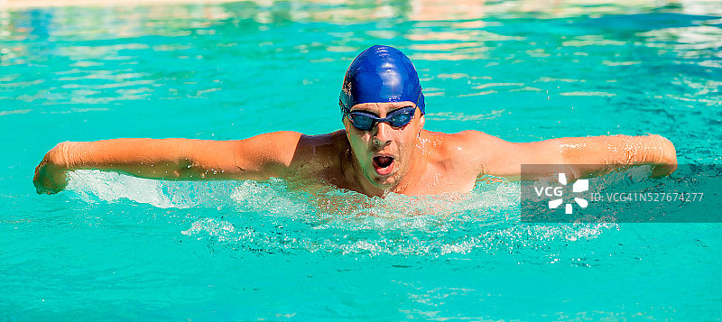 一个年轻的游泳运动员参加体育运动的肖像图片素材