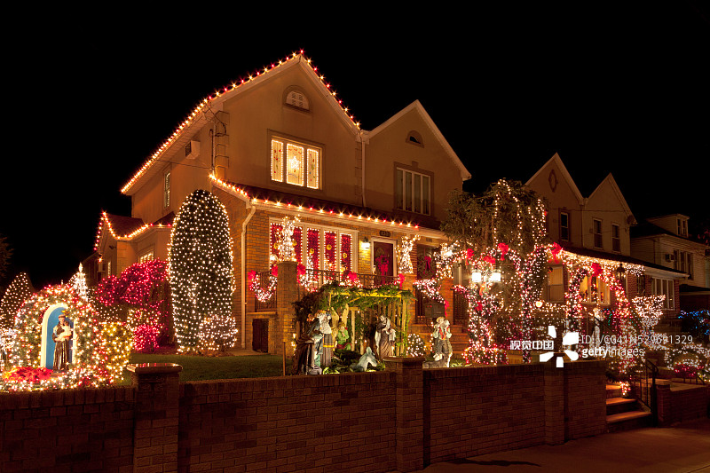 纽约布鲁克林的豪华住宅在圣诞之夜挂满彩灯。图片素材