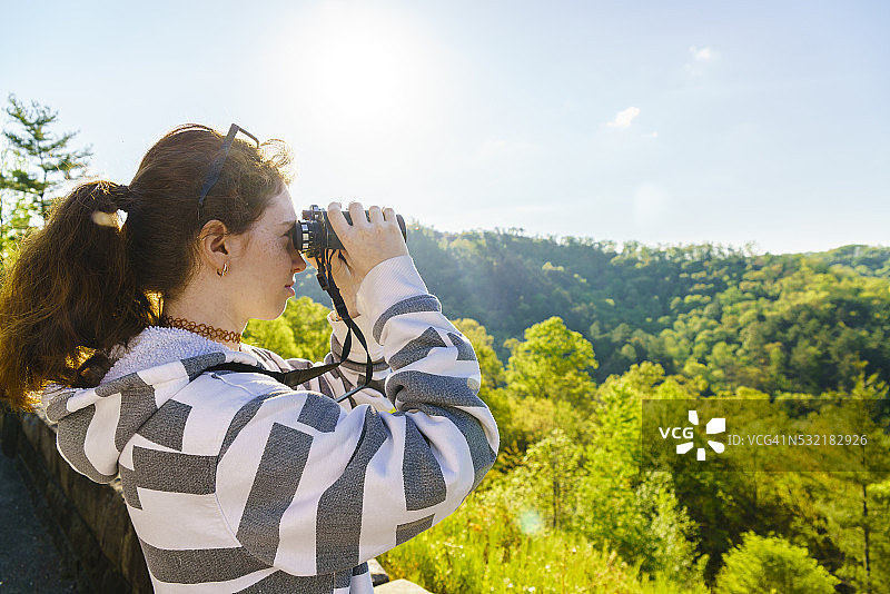 十几岁的女孩探索风景如画的切诺基国家森林，田纳西州图片素材